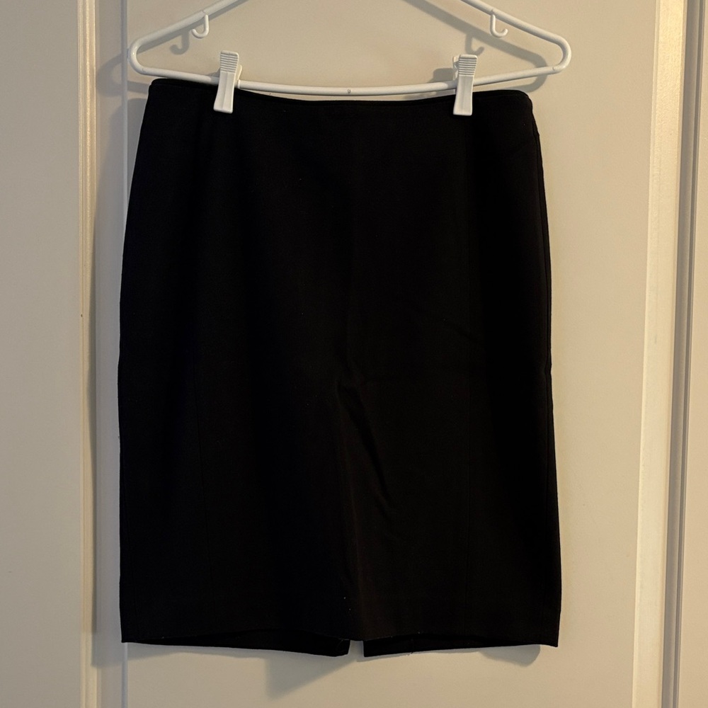 H&M Black Women's Skirt, Sz 10
Lightly worn (only handful of times)